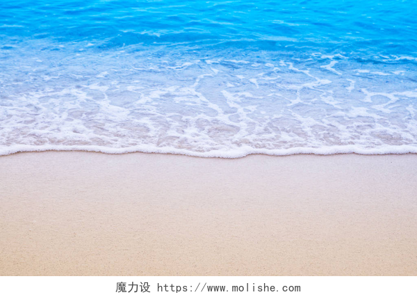 海滩上的蓝色海浪沙质海滩上的蓝色海浪.背景.
